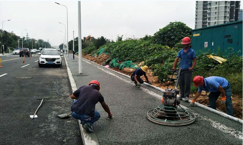 西海岸新區完成對五臺山路的透水地坪改造工程