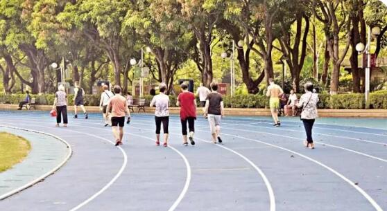 心痛！中山公園藍(lán)跑道破損，愛(ài)它請(qǐng)別用“鐵蹄”踩！